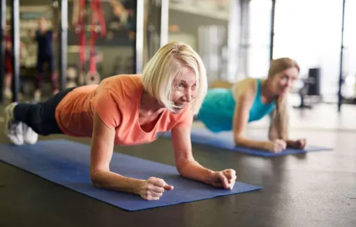 Un cours collectif de gym avec coach en salle de sport à Saint-Martin-D'hères, Échirolles, L'Appart Fitness Eybens