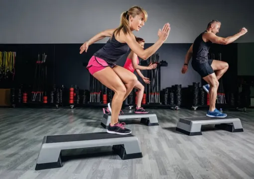 Cours collectif de Bodypump avec coach en salle de sport à Grenoble , Échirolles, L'Appart Fitness Eybens