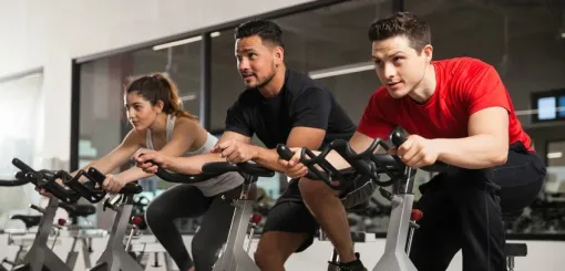 Cours collectif de BIKING avec coach en salle de sport à Grenoble, Échirolles, L'Appart Fitness Eybens