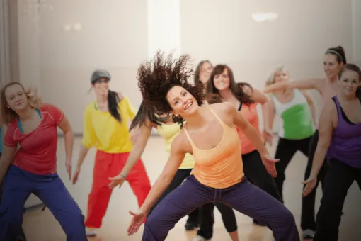 Cours collectif de ZUMBA avec un coach en salle de sport à Grenoble, Échirolles, L'Appart Fitness Eybens