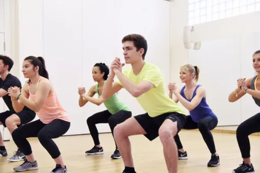 Cours collectif de Cuisses abdos fessiers CAF avec coach en salle de sport à Grenoble, Échirolles, L'Appart Fitness Eybens