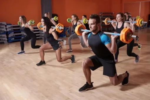 Cours collectif de BodyPump avec un coach en salle de sport à Grenoble, Échirolles, L'Appart Fitness Eybens
